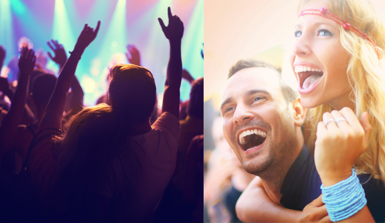 Pasangan berjalan ke festival muzik