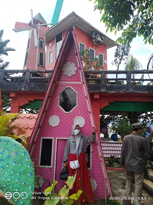 Devrisa Noviarni, 26, Dumai, Indonesia