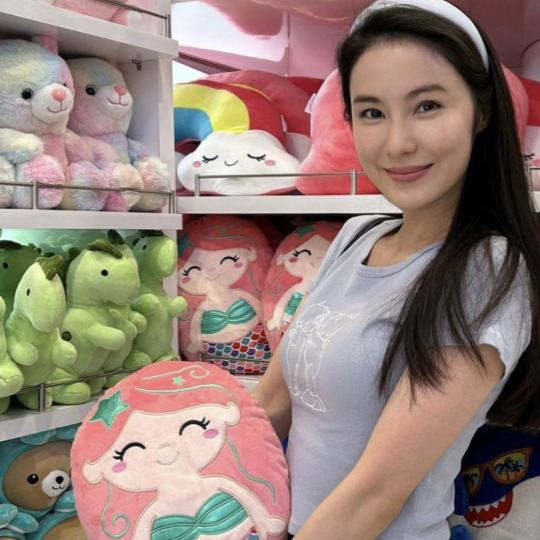 Shiya, 35, Seoul, South Korea