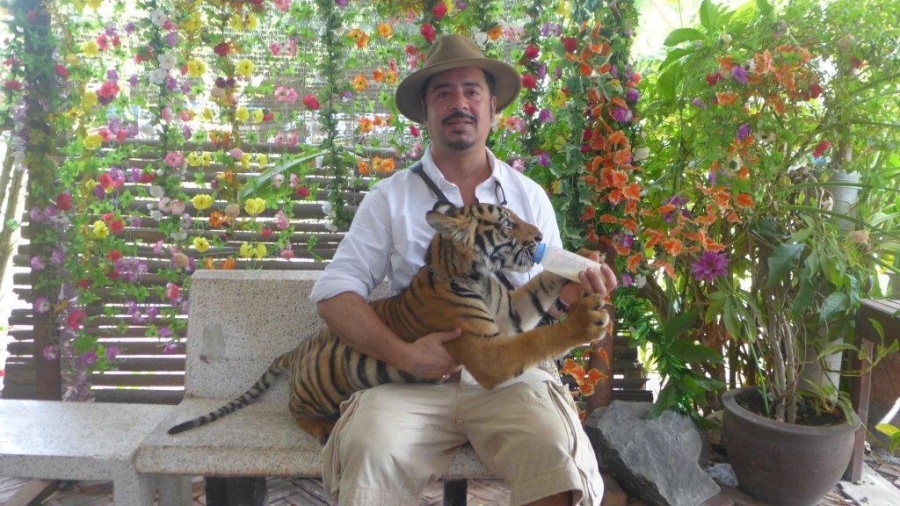 Che AL, 49, Abu Dhabi, United Arab Emirates