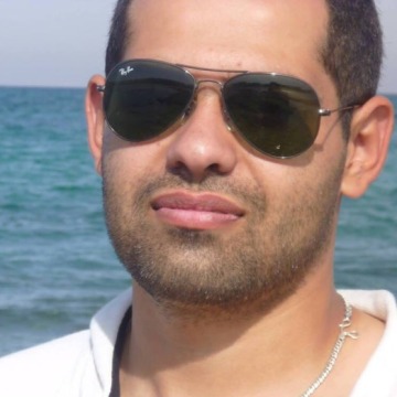 Yomo, 40, Doha, Qatar